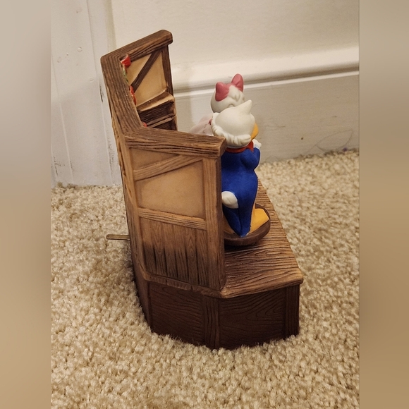 Deck The Halls Musical Wind Up Figurine Hand Painted Disney Schmid Daisy Donald - Picture 2 of 5